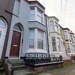 Newcombe House - Air Host & Stay - Free Parking